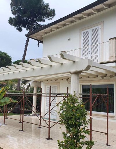 realizzazione tettoia in legno con travi